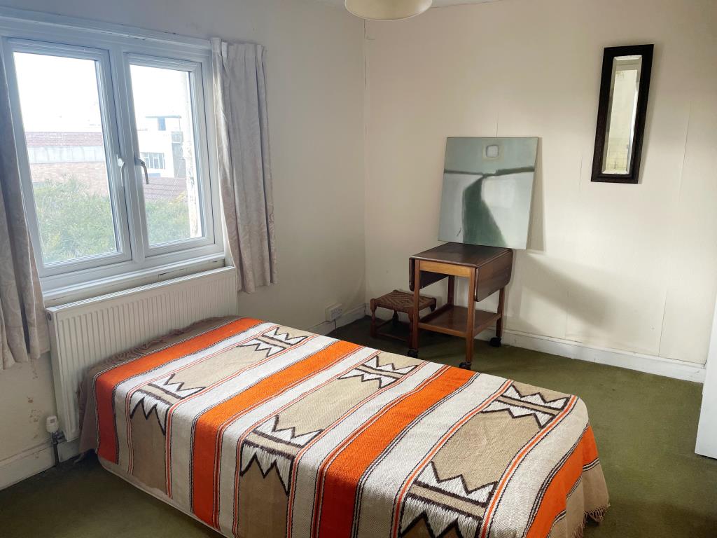 Lot: 13 - ONE-BEDROOM TOWN HOUSE FOR UPDATING IN CENTRAL BRIGHTON - Double Bedroom